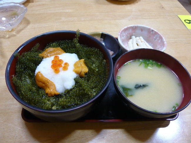お店の名物「海ぶどう丼」。<br /><br />海ぶどうは、<br />丼にしない方が私は好き。