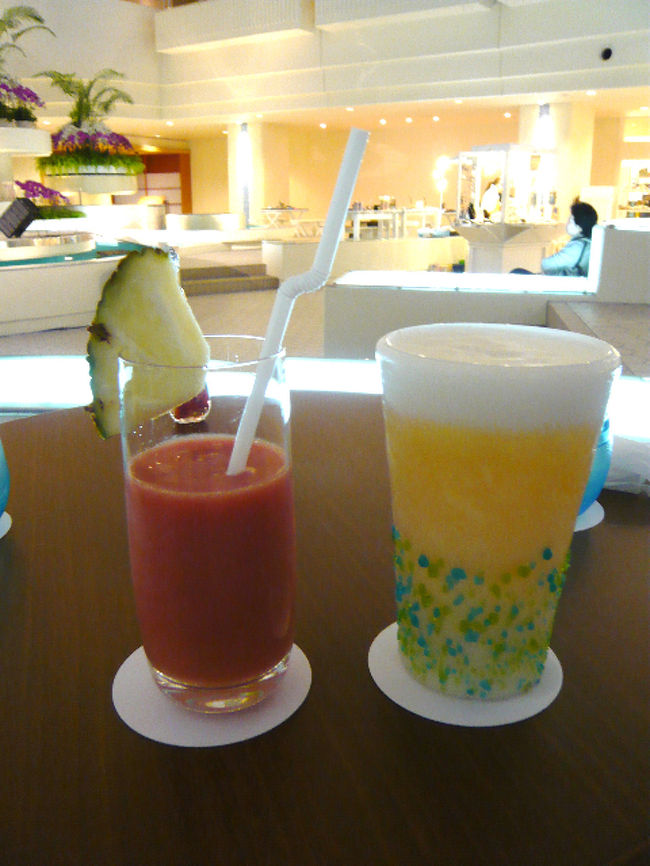 早い時間の夕食だったので、<br />ホテルのハッピーアワーに間に合いました♪<br /><br />グァバジュースと生ビール。