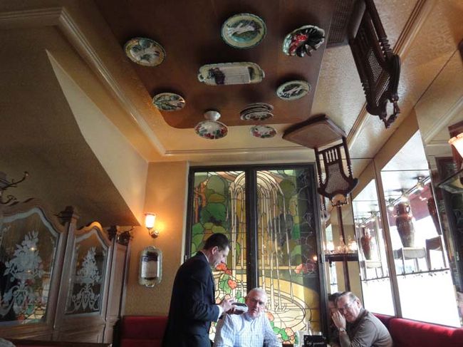 　天井に椅子やテーブル、食器などを固定してインテリアにしているレストラン・ブラッスリー。