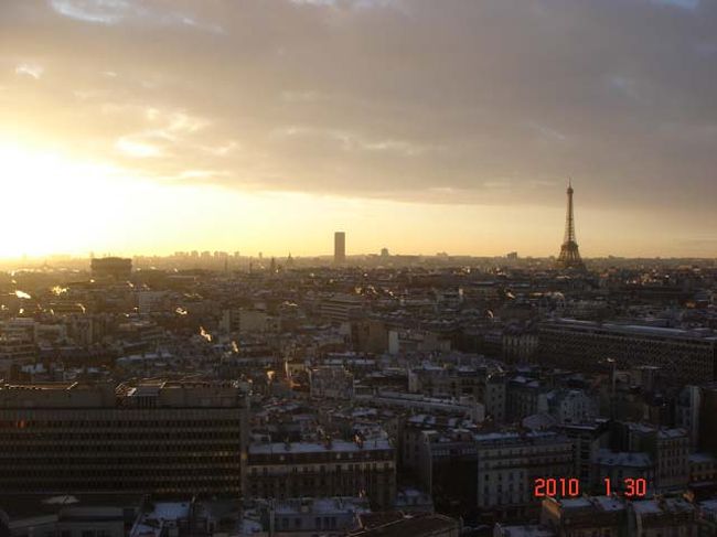 1月30日（土曜日）<br /><br />パリの朝。<br />遅い夜明け。<br />屋根は雪化粧。<br />ホテル・コンコルド・ラファイエット1809号室から8：51撮影。