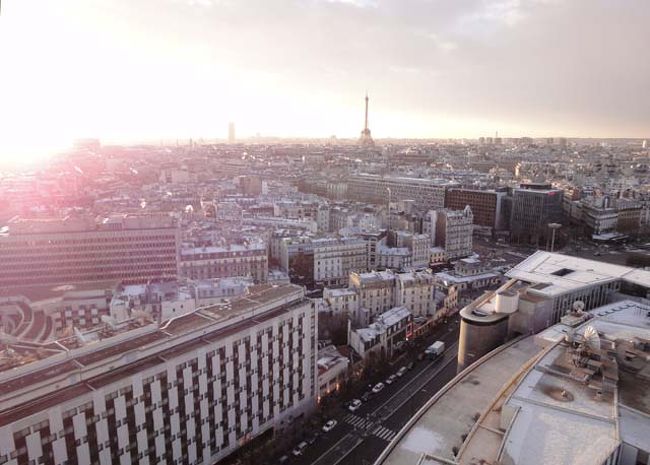 朝日に輝く凱旋門。8：53撮影。