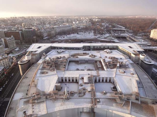 雪のポルト・マイヨー広場。パレ・デ・コングレ（パリ国際会議場）の屋根にも薄い雪。