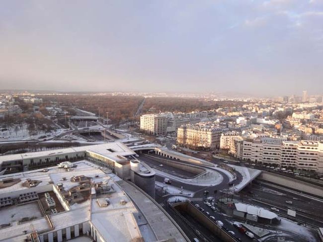 朝日を受けるブローニュの森と副都心（8：54撮影）。