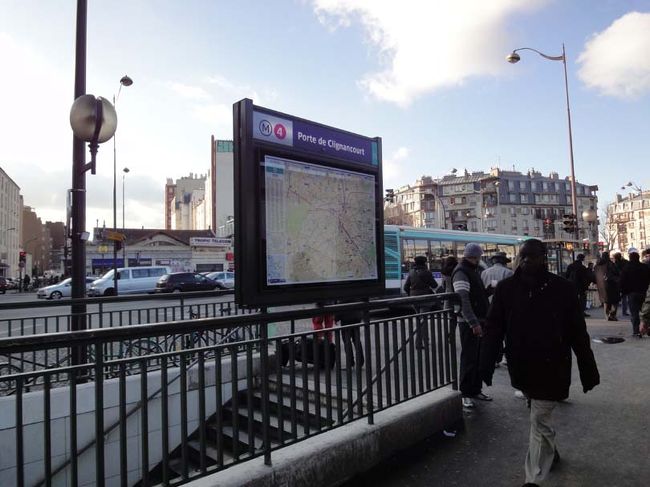 地下鉄④線「ポルト・ド・クリニャンクール」駅から地上に出たところ。
