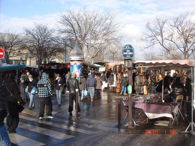 この辺りから露天商が軒を並べる。