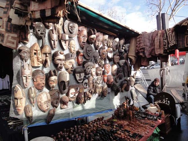 アフリカのお面を売る店。