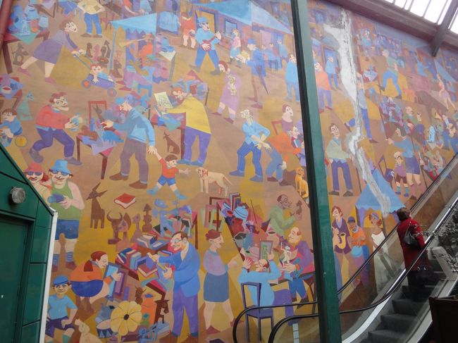 ２階へのエスカレーターの壁面に描かれたイラスト。