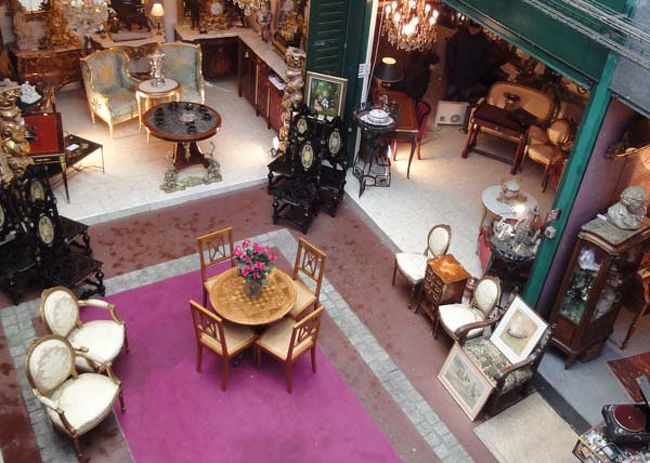マルシェ・ドーフィヌの２階から１階のアンティーク家具店を撮影。