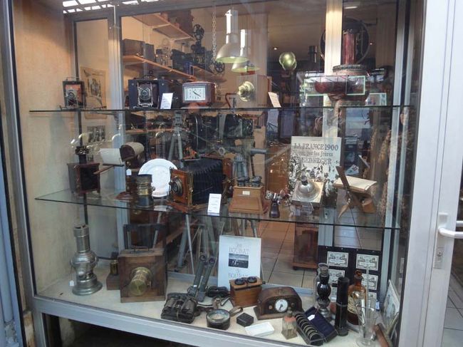 骨董品のカメラを売る店（その２）。