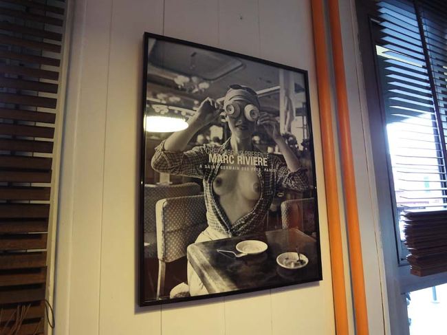 壁に飾られたゲージツ写真。