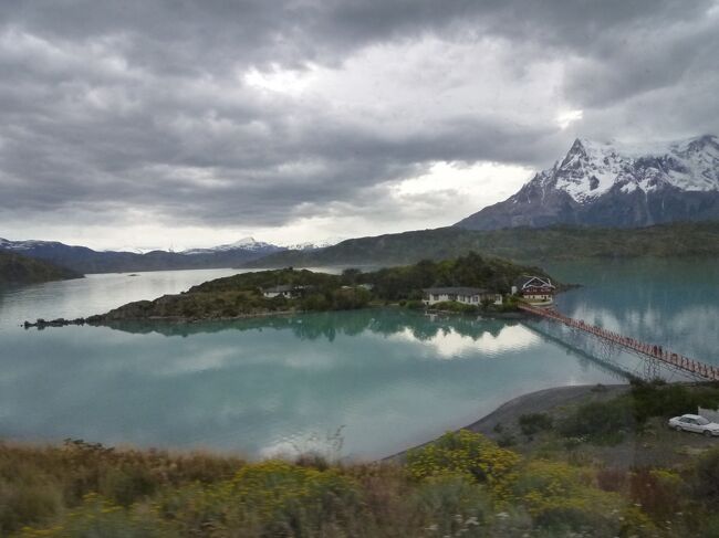 今日の宿泊Hotelにやっと到着しました。<br />パイネ国立公園内の”HOSTERIA PEHOE”です。<br /><br />このホテルは、素晴らしい景色に中に有りますがお部屋には、TVも有りませんし設備面は？<br /><br />夜中に停電する事は無かったですが、ドアを開けると縦長では3ベットが並んだ部屋でした。<br /><br />大人数の方々が1度にシャワーを使用すると水になってしまいました。<br />水道水も歯磨きのすすぎもミネラル・ウォーターの方が良いようです。<br />