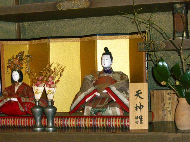 <br />親王飾りかと思いきや...「天神雛」<br /><br />平安時代 菅原道真の才能や逞しさを天神と<br /><br />称するようになり、江戸期になると学問の神、<br /><br />書道の神と崇め親しまれました。<br /><br />そして、道真にあやかろうとする風習が生まれ<br /><br />天神雛を飾り子供が少しでも学問ができるよう、<br /><br />字の上手な子になるようにと願い飾ったのが由来。