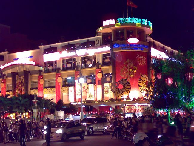 デパートとは思えぬ派手さ加減。