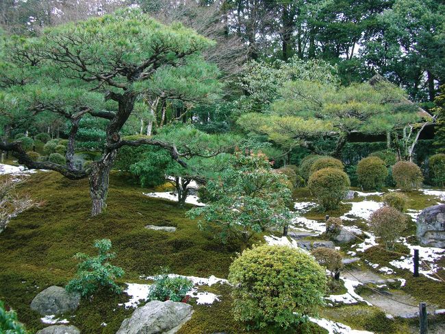 <br />園内には清流が駈け巡り、手入れの行き届いた木々<br /><br />しっとりとした風情を醸し出しています。