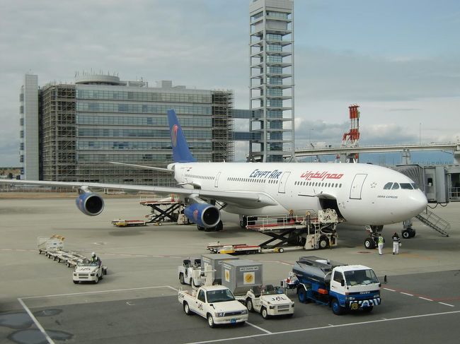 14時10分関空発ルクソール行きエジプト航空（MS0963便：写真）に搭乗する。機種はエアバス340。エンジン４基の大型機で比較的安心して乗れる飛行機である。