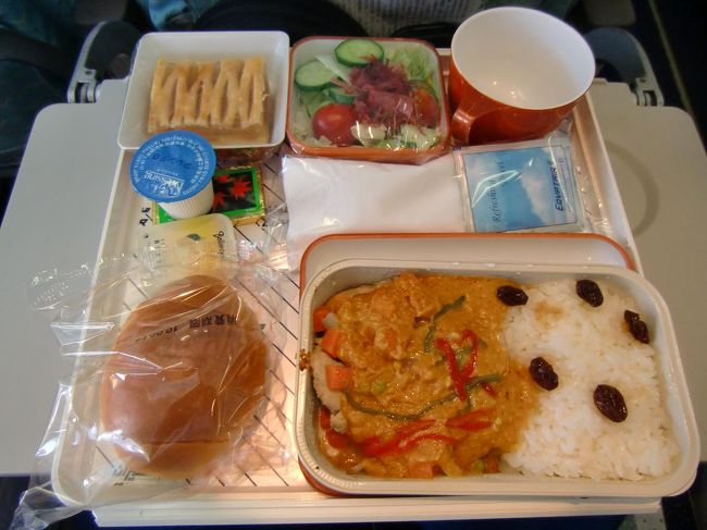 さて、お楽しみの機内食（ランチ）は２種類からの選択で、私は牛肉（写真）を選択。うまい！完食。