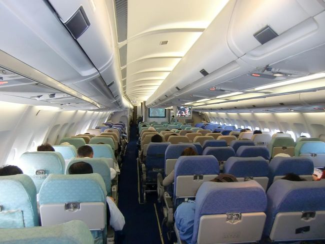 エコノミーの座席配置は横2-4-2の８席、シートピッチは約84?、リクライニングは約118°。標準的なエコノミー席である。しかし、飛行機が古く個人用モニターテレビがないのが難点である。
