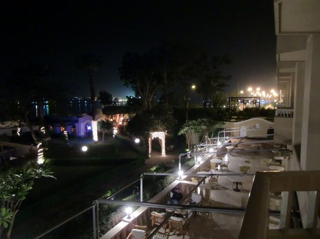現地時間の夜10時過ぎにルクソールのホテルに到着。客室はナイル川に面しており、バルコニーに出てみるとライトアップされた夜景（写真）が綺麗に見える。