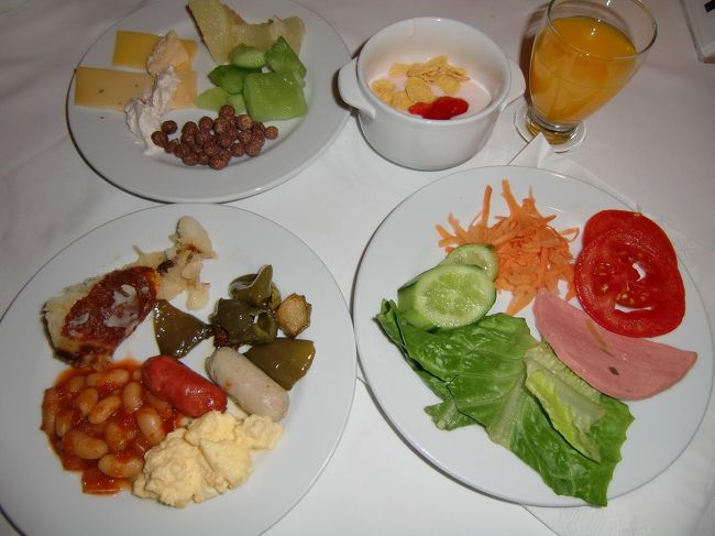 朝食はビュッフェで種類も多い。適当に取り寄せて自分の朝食メニュー（写真）を作る。味もGood.