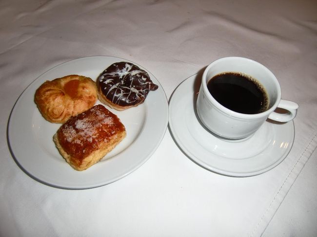 朝食ながら何種類ものスイーツ系のパンがそろっており、デザートをかねてパンとコーヒーで朝食を終了する。ホテルの朝食も合格！