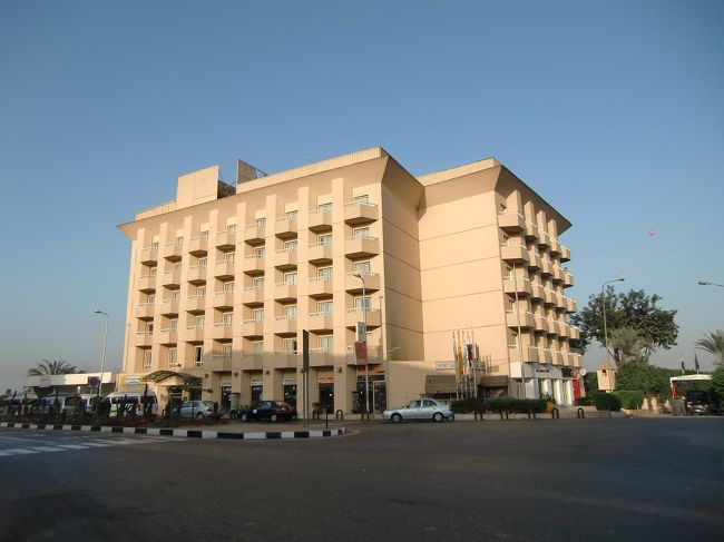 目覚めの朝。宿泊のホテル「イベロテル・ルクソール」が朝日に輝いている。強烈な太陽光線！