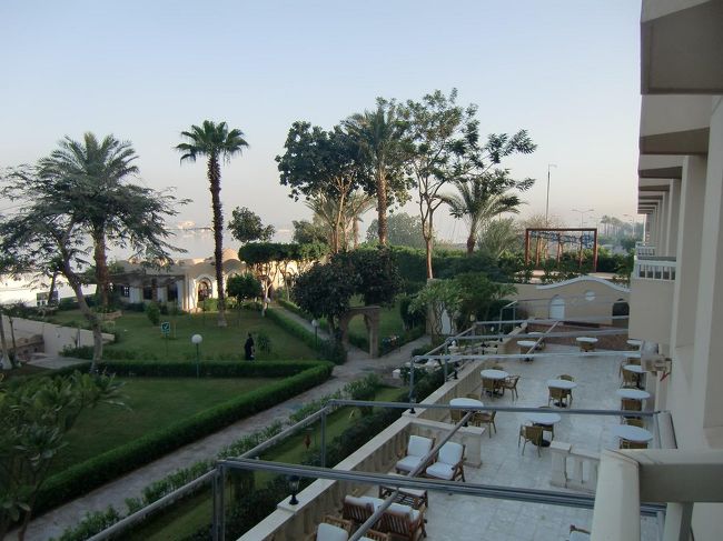 バルコニーに出てみると目の前にナイル川が見える。ひんやりした風が頬をよぎり心地良い。