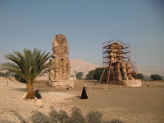 巨大な１対の座像「メムノンの巨像」（写真）と対面する。実に大きい。高さは20mもあり、砂岩の一塊りをブロックに切り取って作られている。