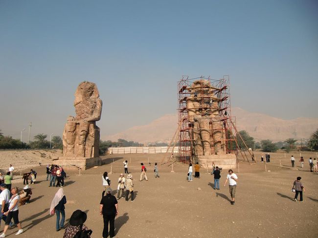 メムノンの巨像（写真）は新王国時代絶頂の王「アメンホテプ３世」のもので、もともとは座像の後ろに彼の葬祭殿があった。しかし、その後、完全に破壊され巨像のみ残った。