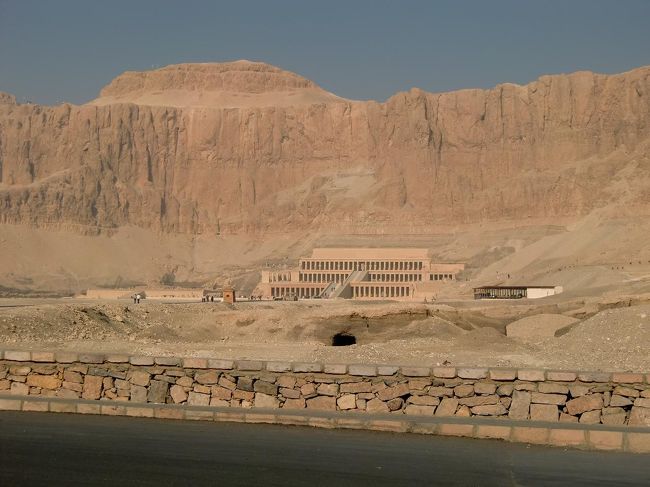 次に、ルクソール西岸の観光名所「ハトシェプスト女王葬祭殿」（写真）に行く。建物の背後にある巨大な岩山が迫ってくる。