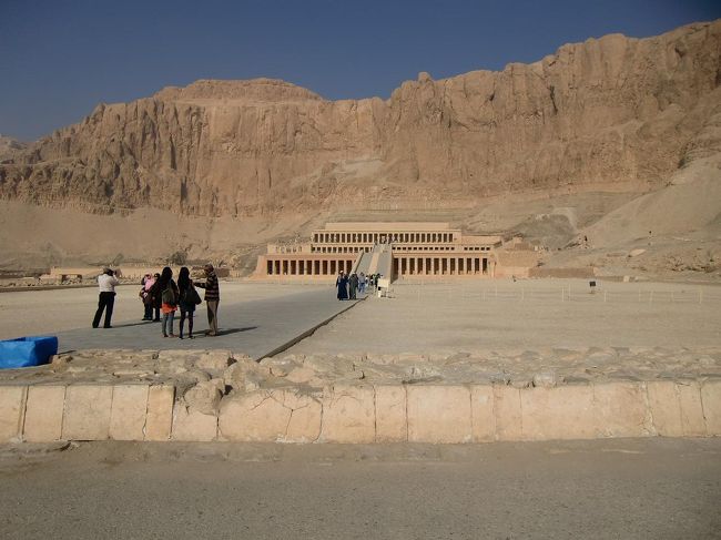 葬祭殿（写真）に近づくと３層になった柱廊が綺麗に見える。見事な建築美である。広い第１テラスを通って階段を上がる。