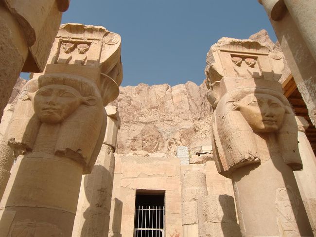 第２柱廊の左側にある列柱室（写真）に行く。ここはハトホル女神礼拝所の一部で、列柱室の柱の上部はハトホル神の顔を表している。