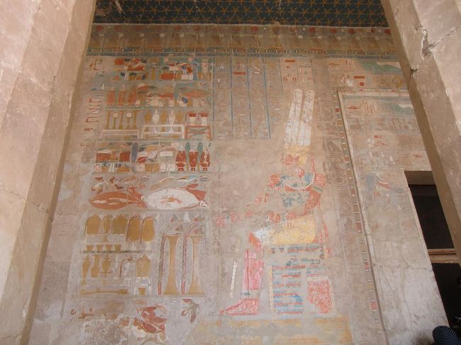 第２柱廊の右側には美しい彩色壁画（写真）が残っている。ハトシェプストは紀元前1500年頃、エジプト初の女王として即位し、戦争ではなく通商に力を注いだ。