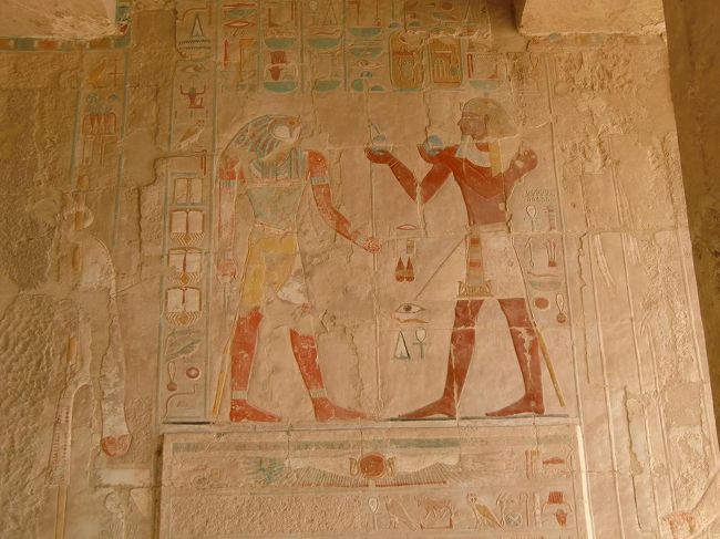 写真：第２柱廊の右側にある彩色壁画