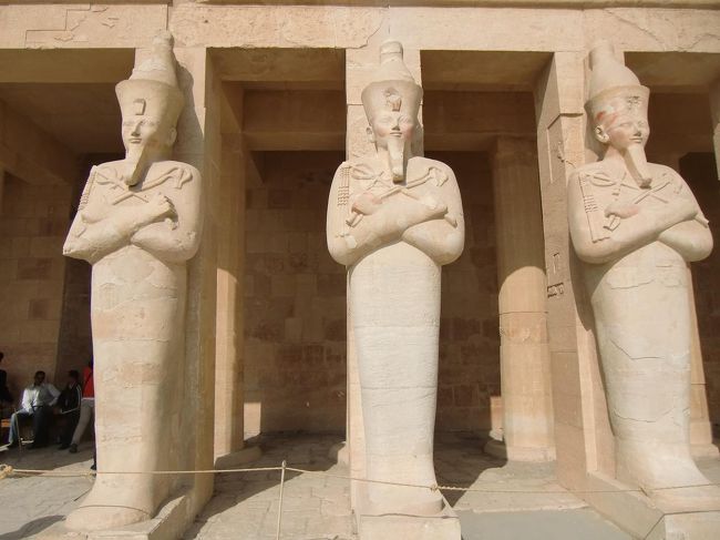 第２テラスから階段を上がって第３テラスに着くと、ハトシェプストの顔をしたオシリス神像（写真）が出迎えてくれる。しかし、残念ながら多くは破壊され数体しか残っていない。