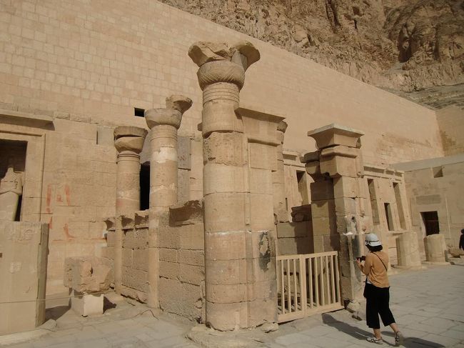 そして、狭い第３テラスの奥に「岩窟至聖所」（写真）がある。ほとんど意味はないが、至聖所の前で合掌する。