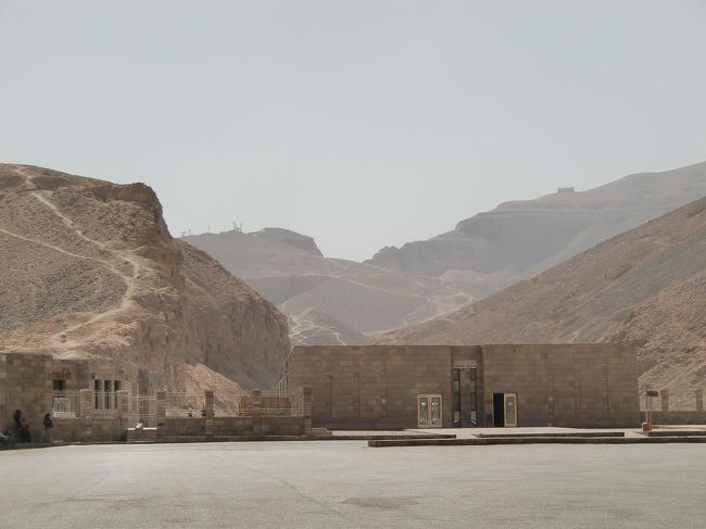 それにしても暑い！日本の真夏と同じ気温になってきた。汗をかきかき、王家の谷（写真）に行く。ここで、３カ所の墓を見学する。ツタンカーメンの墓の中に、ツタンカーメンの本物のミイラが置かれている。これは必見。