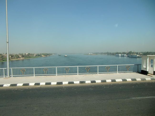 午前中にルクソール西岸観光を済ませ、ナイル川（写真）を渡って東岸にもどってくる。