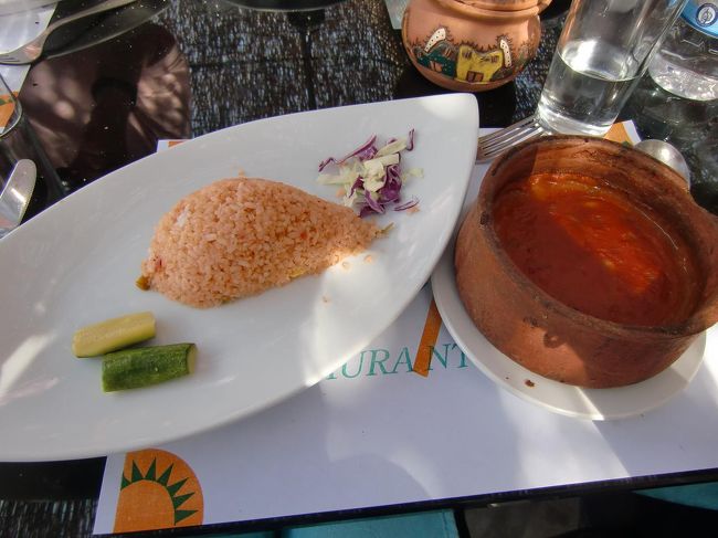 パンと前菜のあと、メインは「カラマリタジン」（写真）。これはイカと野菜のトマト煮で、ご飯にかけて食べてみたら、結構いける。Good.