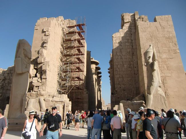 スフィンクス参道から第１塔門を入って中庭に来ると、巨像２体と、第２塔門（写真）がそびえ立つ。
