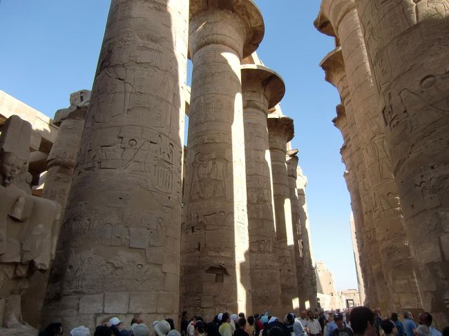 第２塔門と第３塔門との間にある「大列柱室」（写真）に圧倒される。何という大きな柱なのか〜。この列柱室の幅は102m、奥行きは52m、柱の高さは23m。