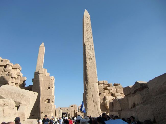 第３塔門を越えると、天高く「トトメス１世のオベリスク」（写真）が建っている。