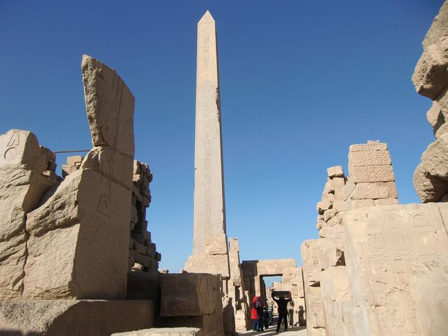 第４塔門を越えると、「ハトシェプスト女王のオベリスク」（写真）がそびえる。
