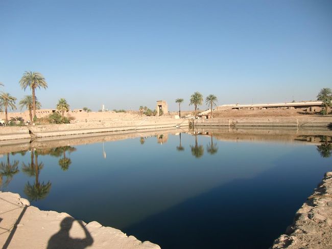最後は「聖なる池」（写真）まで行って再び神殿内を時間まで見学する。恐るべき巨大神殿「カルナック」、歴代の王たちの富と権力は見事に誇示されている。