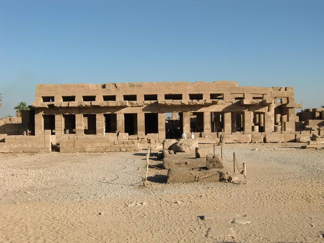 至聖所を抜けると意外と広い空間「センウスレト１世神殿跡」があり、その向こうに「トトメス３世祝祭殿」（写真）が見える。