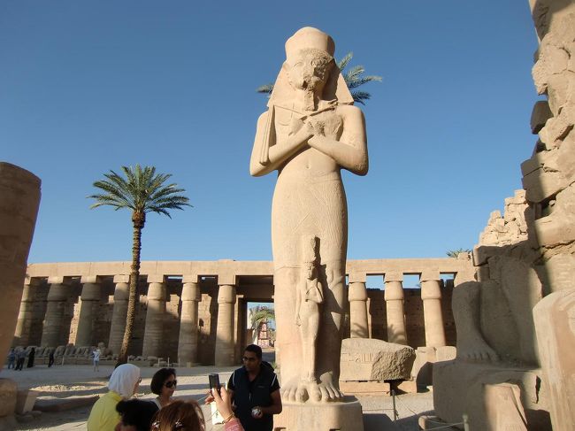 ２つの巨像は「ラムセス２世の巨像」と「ピヌジェムの巨像」（写真）である。