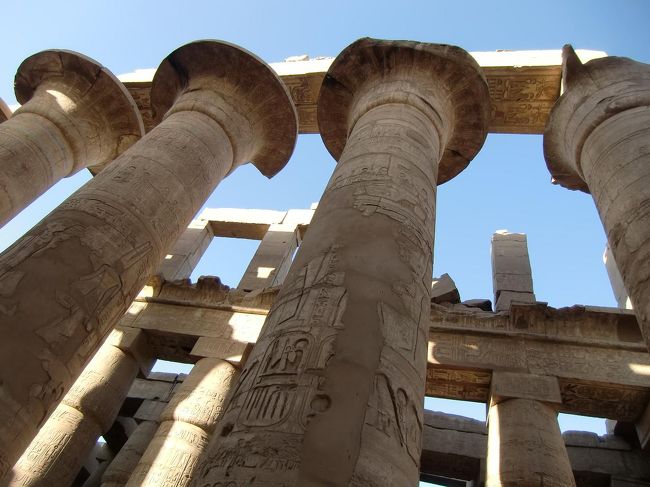 円柱の頭（写真）にはパピルスの装飾があり、円周は15mもある。１つの円柱の頭に50人が乗れるという。そんな巨大な円柱が大列柱室には134本もそびえ立っている。狂気……。