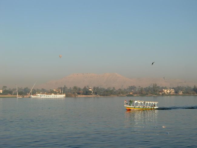 静かに流れるナイル川の美しい風景（写真）を前にして、はるばるエジプトまで来た甲斐があったと実感する。