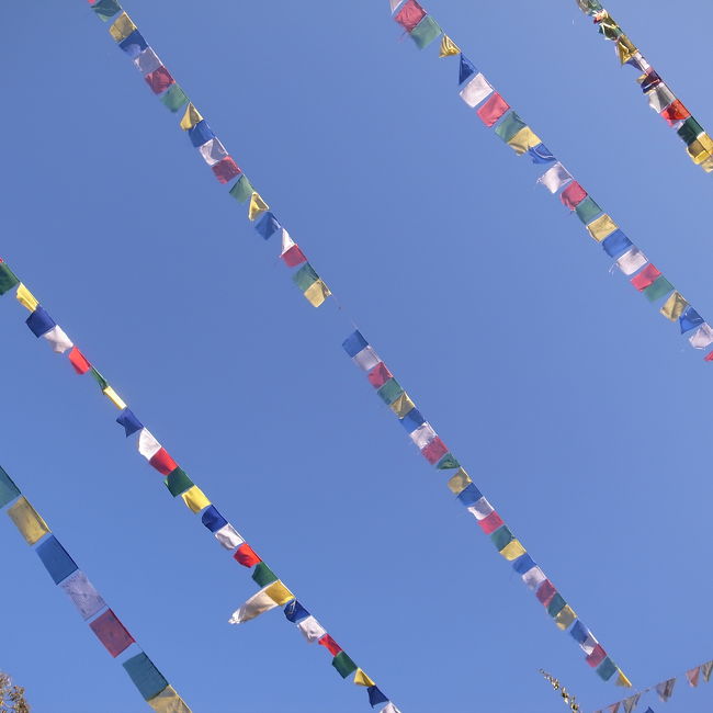 チベット仏教だったかな。<br /><br />五色の旗。