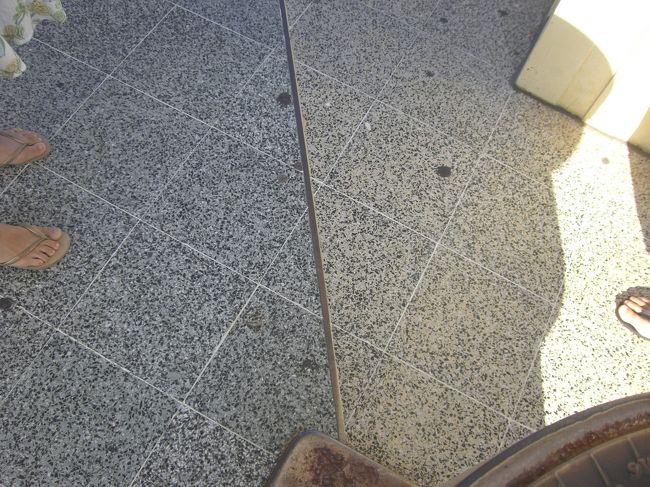 従妹たちが空港まで迎えに来てくれ、そのまま少し観光へ。<br />州境のポイントデンジャーまで連れて行ってくれました。<br />写真の真ん中の線の右と左で1時間時差が発生します。<br />国土の広い国ならではですねぇ。