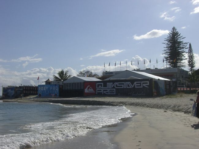 サーフィンの大会が行われるらしく、会場が設営されていました。